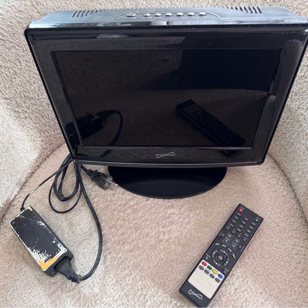 SuperSonic 13.3” HD LCD TV 720p HDMI Gaming Ready w/ Remote